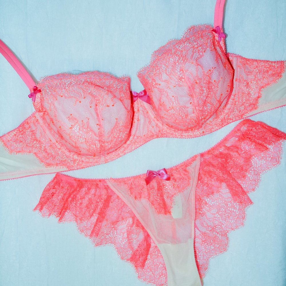 36DD, M NWT Victoria's Secret Chantilly Set Unlined Demi Bra, and Cheekini Panty